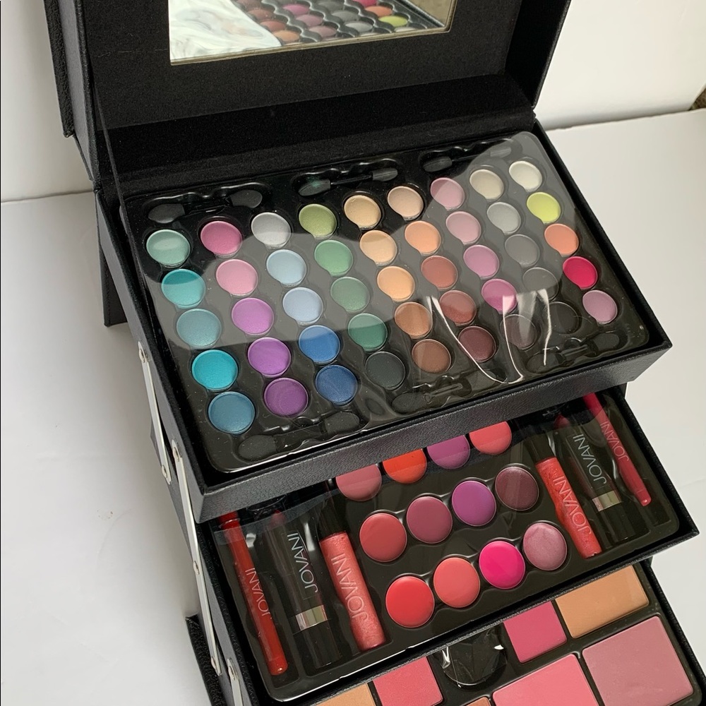 BRAND NEW JOVANI BEAUTY CASE .Beautiful colors.